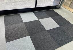 Op zoek naar tapijttegels van Interface? Budget Mix Boucle in de kleur Grey is een uitstekende keuze. Bekijk deze en andere tapijttegels in onze webshop.