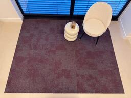 Composure Burgundy Red / Interface / Boucle (lussenpool) / 50 cm x 50 cm / Rood, Bruin