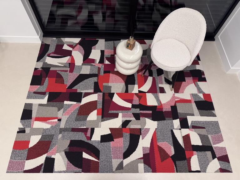 Past Forward Circa Then Crimson / Interface / Boucle (lussenpool) / 50 cm x 50 cm / Zwart, Rood, Grijs