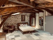 Gastenkamer in Frankrijk, onze klant koos in deze sfeervolle gastenkamer voor de Shuffle it Shades of Japandi mix. De zachte tinten en speelse patronen brengen balans en harmonie, perfect passend bij de natuurlijke charme van dit interieur.